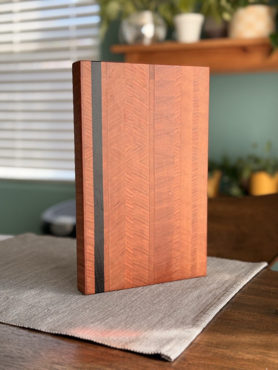 End-grain cutting board
